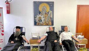 Poslije liturgije: Patrijarah srpski Porfirije darovao krv