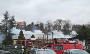 Požar u restoranu: Vatrogasci sa krova gase buktinju