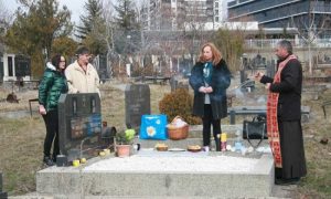 Prota prištinski Staniša služio opelo: Mali broj Srba izašao na groblja