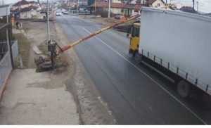 Opasna scena u Banjaluci! Vozač kamiona polomio rampu na prelazu u Zalužanima VIDEO