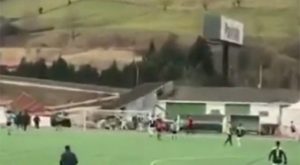 Jak vjetar prouzrokovao fatalnu nesreću: Srušio se reflektor na stadionu i usmrtio navijača VIDEO