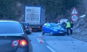 Saobraćajna nesreća: Auto ostalo popriječeno na ulici