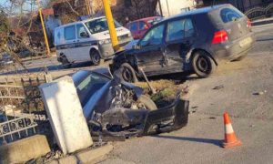 Teška saobraćajka: Povrijeđene dvije osobe u sudaru dva automobila