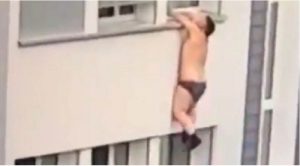 Na Dan zaljubljenih htio da “usreći” tuđu ženu: Muškarac u gaćama visio sa balkona VIDEO