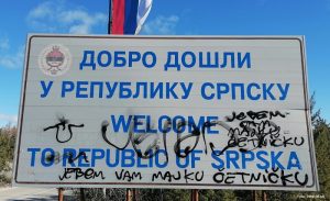 Vandalizam na ulazu u Srpsku: Ustaški simbol i uvredljive poruke na tabli dobrodošlice