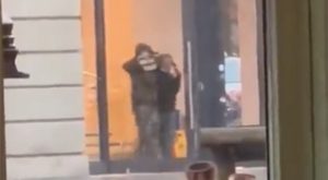 Talačka kriza u centru grada: Pljačkaš čovjeku drži pištolj uperen u glavu VIDEO
