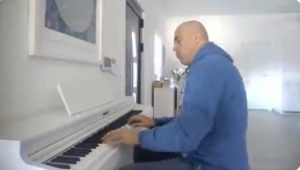 Uskoro cijeli instrumental: Dodikov savjetnik zasvirao na klaviru „Nothing Else Matters“ VIDEO