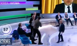 Pesničenje usred emisije: Novinar i političar se potukli nakon verbalnog sukoba ko je izdajica VIDEO
