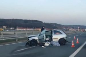 Saobraćajka na auto-putu: “Korsa” smrskana, saobraćaj se odvija otežano VIDEO