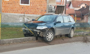 Saobraćajka u Banjaluci: Vozilom probio ogradu i pobjegao