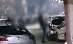 Vandalizam u centru grada: Hodali parkingom i demolirali automobile VIDEO