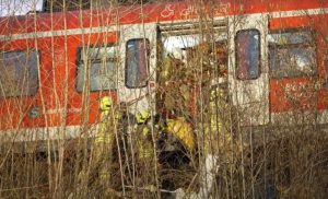 Vatrogasci izvlačili povrijeđene: Jedna osoba poginula u sudar dva voza kod Minhena VIDEO
