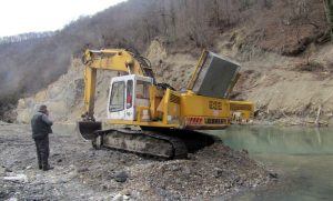 Spriječena veća katastrofa: Naftna mrlja u rijeci Vrbanji, isticalo hidraulično ulje FOTO