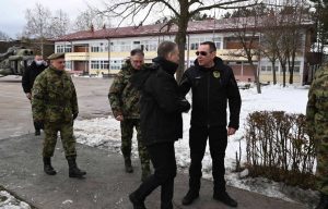 Sastanak Vulina i Stefanovića: Čelnici policije i vojske zabrinuti zbog upada albanskih bandi