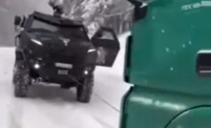 Kada zatreba, Despot je tu! Oklopno vozilo izvlačilo kamion iz snijega VIDEO