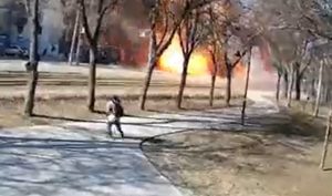 Stravična eksplozija: Granata pogodila trolejbus u Kijevu VIDEO