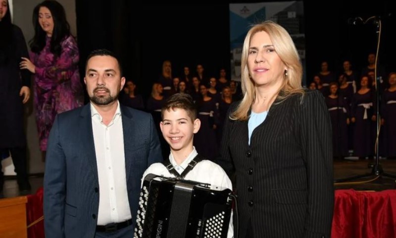 Mladi harmonikaš oduševio prisutne: Predsjednica Srpske Lazaru obećala novu harmoniku