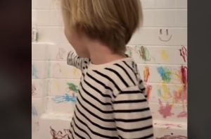 Kupila sinu bojice, pa požalila: Mamu dočekao haos u kupatilu VIDEO