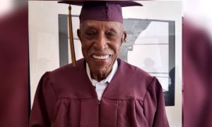 Nikada nije kasno: Dobio diplomu srednje škole u 101. godini VIDEO