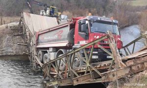 Detalji nesvakidašnje nesreće kod Novog Grada: Kamion bio natovaren šljunkom, bager ga izvukao iz rijeke