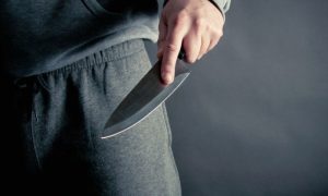 Napio se pa zgrabio nož: Muškarac izbo suprugu pred kćerkom
