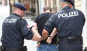 Haos u Beču: Pijan Srbin se posvađao s djevojkom pa udario policajku