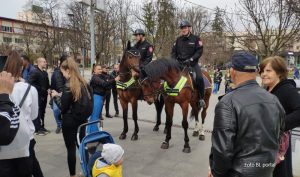 Policija Srpske na Trgu Krajine: Duge cijevi, borbena tehnika, psi i konji pred Banjalučanima FOTO