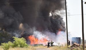 Vatra se približila kućama: Vatrogasci pokušavaju da spriječe širenje požara