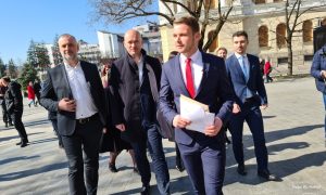 Prekinuta sjednica banjalučke skupštine: Stanivuković sa odbornicima otišao do Palate Republike