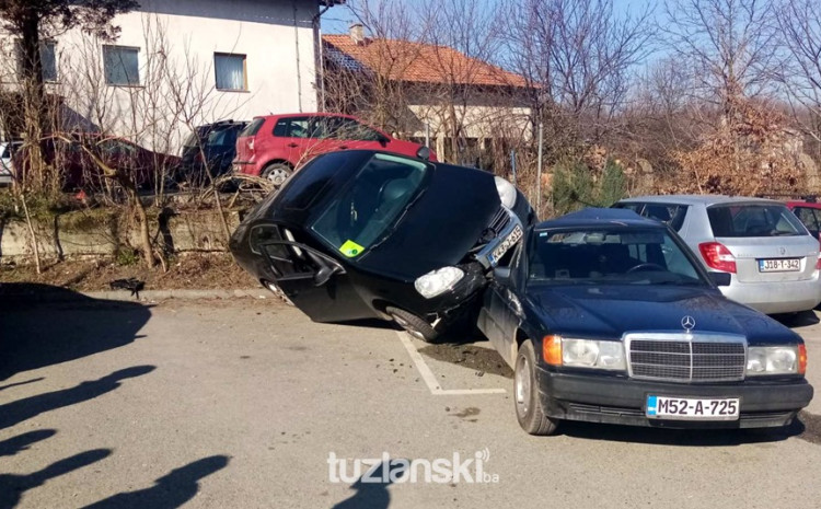 Neobična scena na parkingu: Volkswagen se “popeo” na Mercedesa