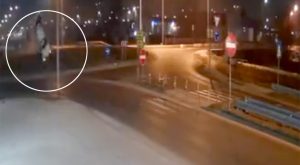 Vozač pritisnuo papučicu gasa: “Preletio” preko kružnog toka VIDEO