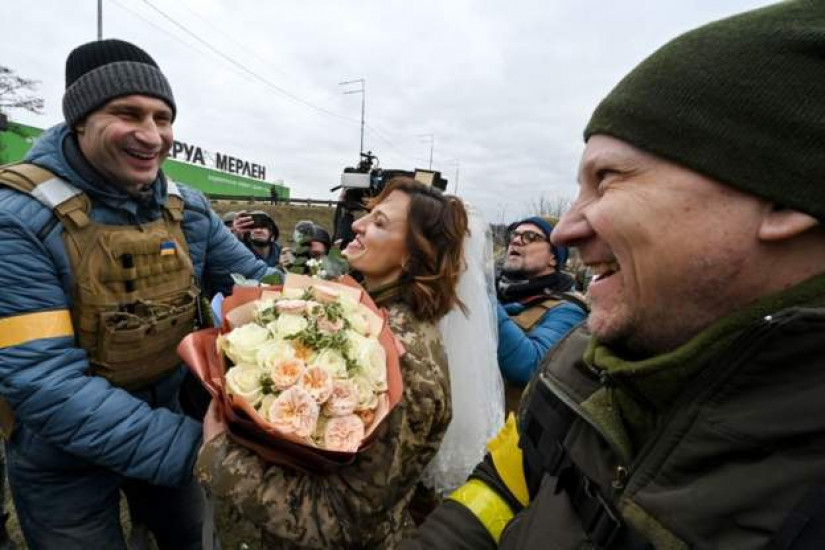 Usred sukoba: Vjenčao se ukrajinski par, prisustvovao i Kličko FOTO