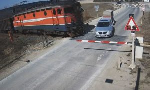 Banjalučanin se oglušio na signalizaciju: Voz rasturio “pasata” VIDEO