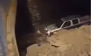Nesvakidašnja scena: Pijan sletio s ceste pa vozio kroz rijeku VIDEO