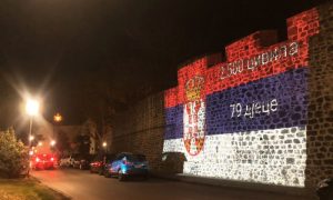 Srpska trobojka na zidinama Starog grada u Trebinju: “2.500 civila, 79 djece, Zašto?”