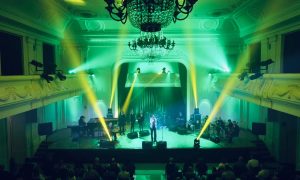 Publika uživala u poznatim hitovima: Balkan Ekspres održao koncert u Banskom dvoru