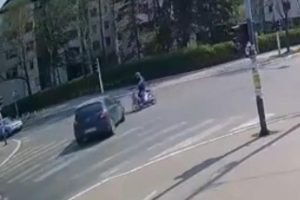 Šokantan snimak bahatog vozača automobila: Udario motociklistu i pobjegao VIDEO