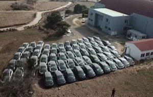 Desetine električnih BMW-a napušteno na livadi VIDEO