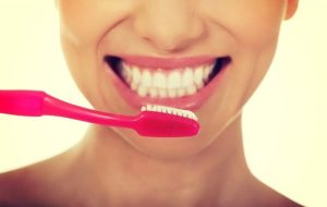 Odgovor jasan: Treba li nakvasiti četkicu za zube prije stavljanja paste?