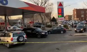Velike gužve na pumpama: U ovom gradu vozači besplatno toče gorivo VIDEO