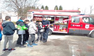 Banjalučki vatrogasci u školama: Pokazne vježbe sa djecom