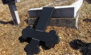 Vandalima ništa nije sveto: Porušeni spomenici na pravoslavnom groblju u Brezičanima