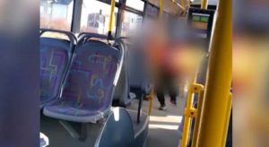 Baka stavila slušalice i uz omiljenu pjesmu zaigrala u gradskom prevozu: “Putnica mora biti zdrava” VIDEO