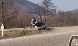 Detalji saobraćajne nesreće: Djevojka teško povrijeđena, automobil potpuno smrskan