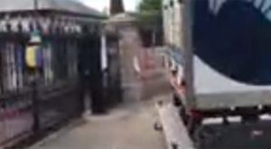 Priveden vozač: Kamion se zabio u kapiju ruske Ambasade u Bablinu VIDEO