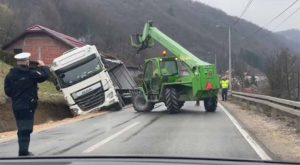 Saobraćajka u Banjaluci: Vozač kamionom završio u kanalu VIDEO