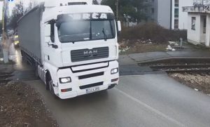 Neodgovorno ponašanje vozača kamiona: Otkinuo rampu na pružnom prelazu u Banjaluci VIDEO