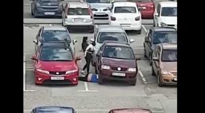 Dobro uigran dvojac: Lopovi ukrali katalizator iz automobila usred dana VIDEO