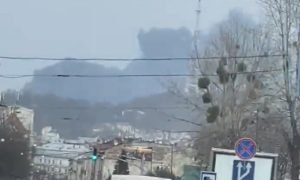 Odjeknule tri snažne eksplozije: Dim se nadvio nad Lavovom VIDEO