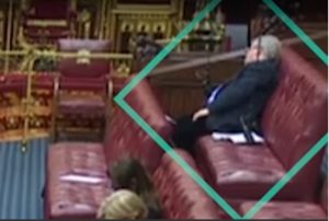 Komična situacija u Vestminsteru: Britanski parlamentarac zaspao u klupi VIDEO